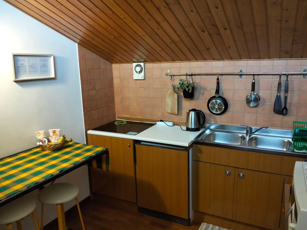 Cucina completa con piano cottura, lavello doppio e angolo pranzo
