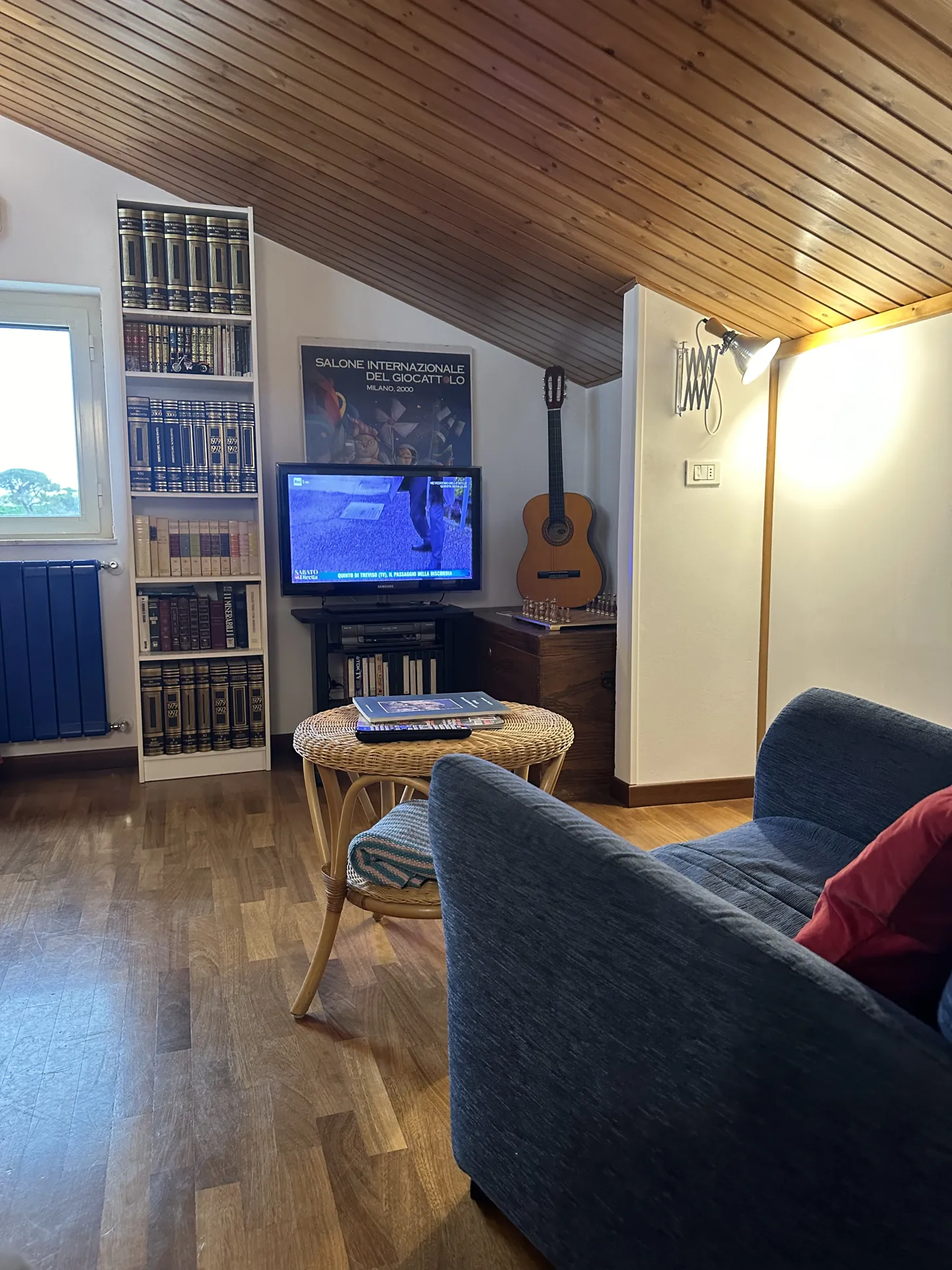 Soggiorno de La Mansarda con soffitto in legno a vista, Nicosia