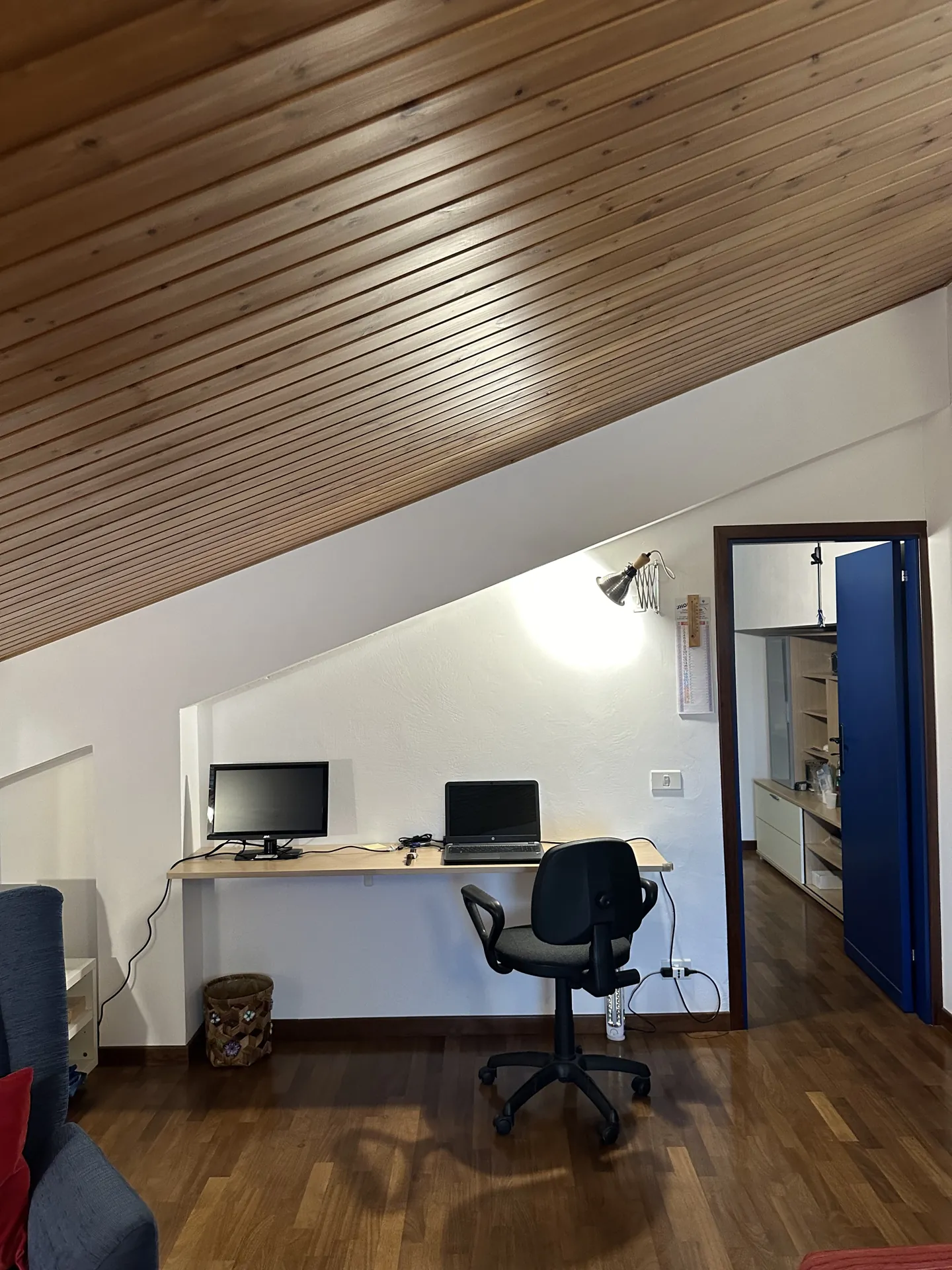 Angolo studio sotto il soffitto in legno