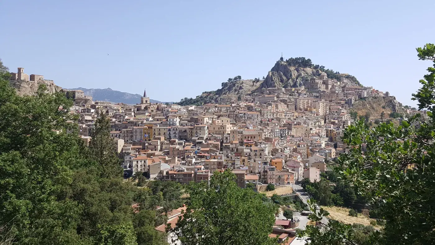 Scorcio del borgo di Nicosia con vicoli e case in pietra